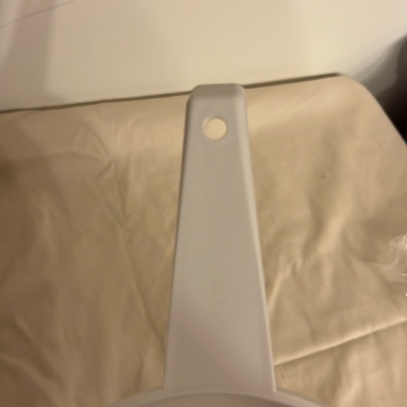 New 1 quart colander from Tupperware - Picture 7 of 8